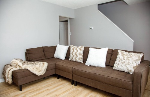 Fort Gary House | Townhouse in St Norbert, near UofM,nSafe neighborhood, near grocery store, par