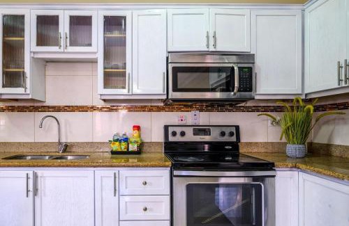 New Kingston Apartment | Townhouse Near AC Hotel - Pool - Kingston