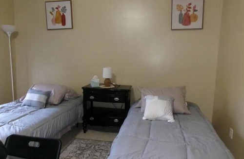 Kingwood House | Townhouse near bush airport