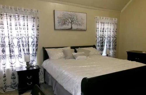 Kingwood House | Townhouse near bush airport