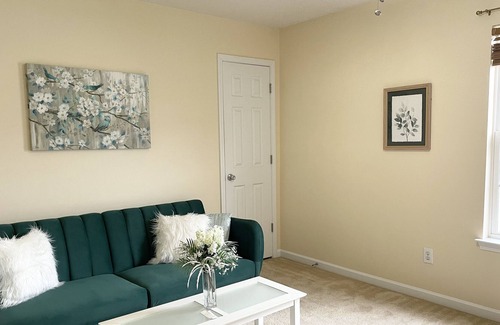 Greensboro House | Townhouse near the Airport