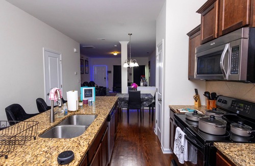 Charlotte House | Townhouse near uptown & airport 5mins from Pineville Lake Park & near outlet
