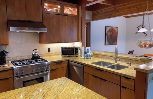 Keystone House | Townhouse nr Conf Ctr, 2 parking spots, Cook's Kitchen, Views- free ski shuttle