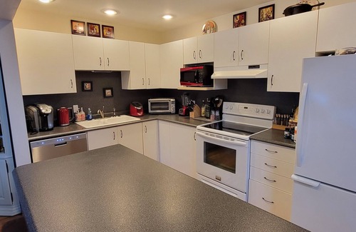 North Troy Condo | Townhouse on Jay Mountain - 1 mile to Jay Peak Resort - TRILLLIUM WOODS