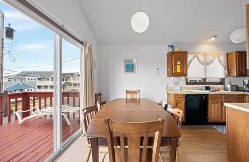 Stone Harbor House | TOWNHOUSE ONLY 1.5 BLOCKS FROM THE BEACH