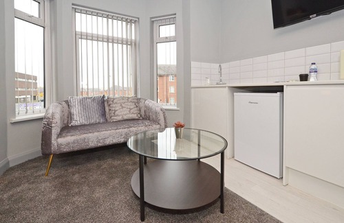 Crewe Apartment | Townhouse PLUS @ 301 West Street - Superior Studio With TV