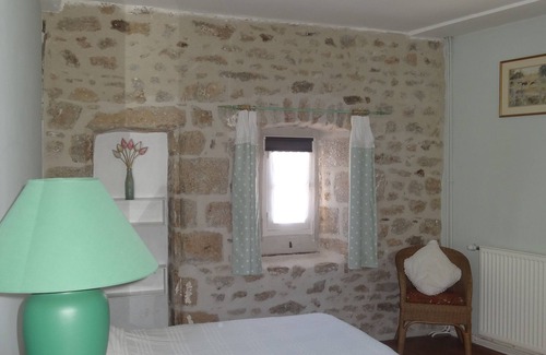 Eymoutiers Bed & Breakfast | Townhouse St Jacques - Green room, with private bathroom, centre of Eymoutiers.