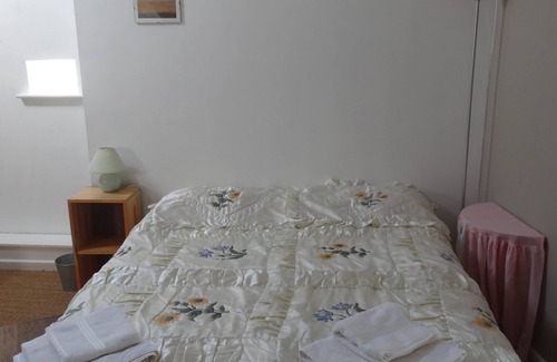 Eymoutiers Bed & Breakfast | Townhouse St Jacques - Loft room with ensuite, central location, free parking