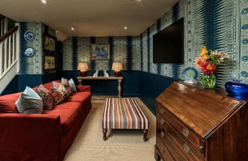 Malmesbury Apartment | Townhouse Suites- Abbey Row