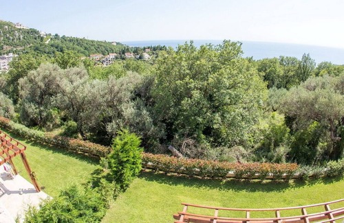Rezevici House | Townhouse Virginia with big yard and pool in a quiet place