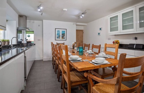 West Cliff House | Townhouse Whitby, Sleeps 12, close beach/town, Parking. 4 baths, SkySports