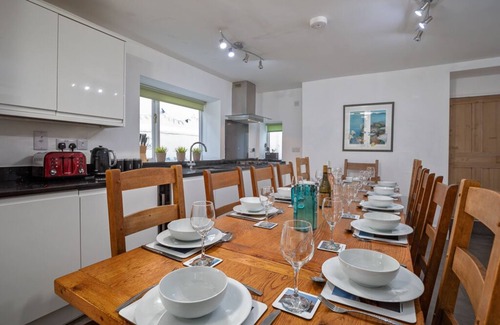 West Cliff House | Townhouse Whitby, Sleeps 12, close beach/town, Parking. 4 baths, SkySports