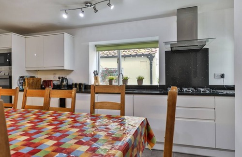West Cliff House | Townhouse Whitby, Sleeps 12, close beach/town, Parking. 4 baths, SkySports
