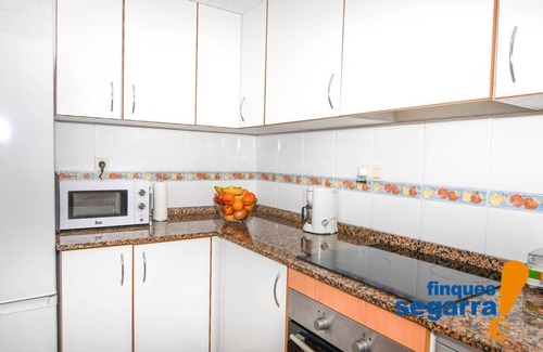 El Roc de Sant Gaieta House | Townhouse with barbecue and communal area with pool