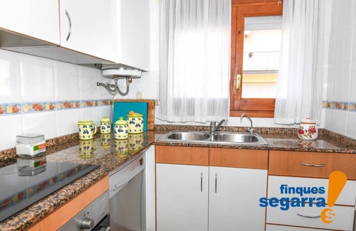 El Roc de Sant Gaieta House | Townhouse with barbecue and communal area with pool