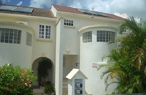 Lead Vale House | Townhouse with Communal Pool and Tennis Court in Blissful Setting.