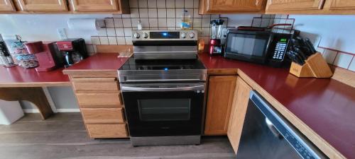 West Wendover Apartment | townhouse with jacuzzi and 1 car garage