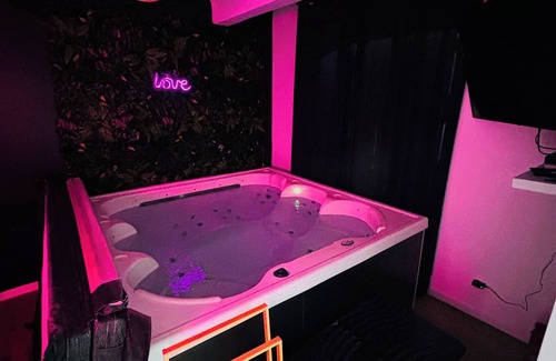 Piolenc House | Townhouse with jacuzzi, sauna and massage chair