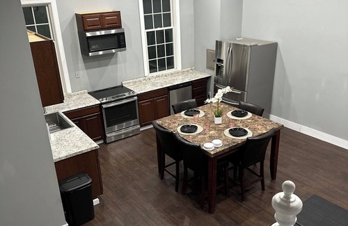 Glenwood House | TownHouse with kitchen,private Parking,2 min from Warfields Pond Park and Golf