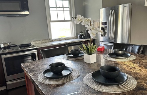 Glenwood House | TownHouse with kitchen,private Parking,2 min from Warfields Pond Park and Golf