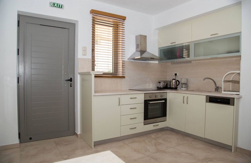 Makry Gialos Apartment | Townhouse with Stunning Bay and Mountain Views