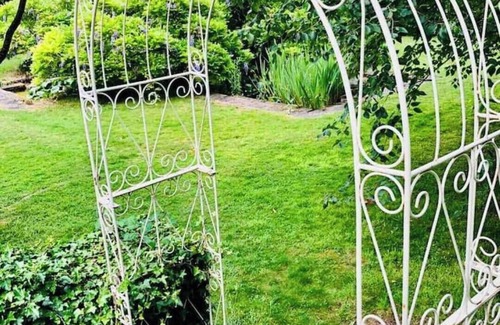 Streatley House | TOWNSEND FARMHOUSE BEAUTIFUL RIVERSIDE VILLAGE….WITH HOT TUB.