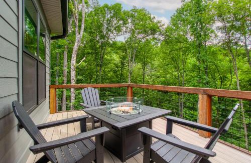 Townsend House | Townsend Gem: Retreat with Hot Tub & Fire Pit