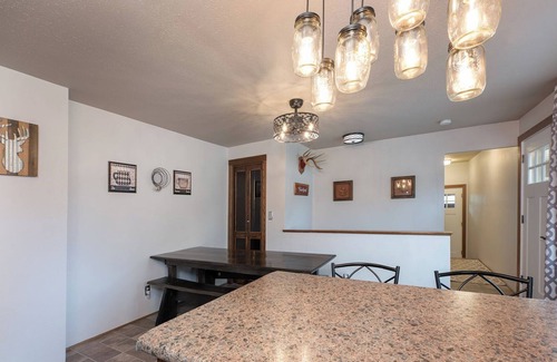 Townsend Cabin | Townsend Trailhead - Dog Friendly!