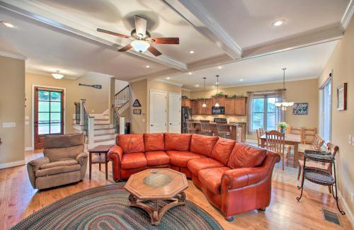 Townville House | Townville Lakefront Cottage with Private Dock!