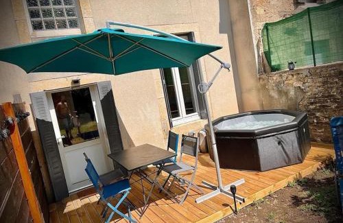 Scey-sur-Saone-et-Saint-Albin Apartment | Très bel appartement avec jardin et Jacuzzi