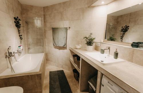 Zentrum-Ost Apartment | TRABER APARTMENTS im Herzen Leipzigs Balkon Parkplatz