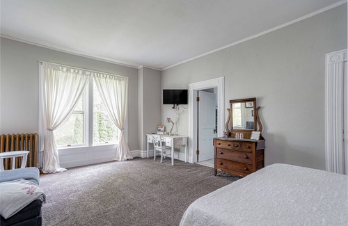 Towanda Bed & Breakfast | Tracy Room with EnSuite Bath