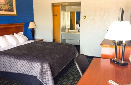 Clinton Hotel | Trade Winds Inn Clinton