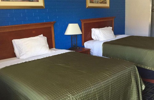 Clinton Hotel | Trade Winds Inn Clinton