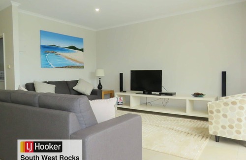 South West Rocks Apartment | TRADEWINDS 8 - TOP FLOOR, VIEWS & 100 M TO BEACH
