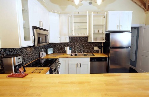 Lindsborg Apartment | Tradhuset: Swedish "IKEA" Treehouse w/Shaded Deck
