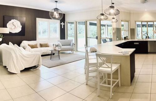 Dundowran Beach House | Tradie Haven when wking away -BBQ, Walk to beach