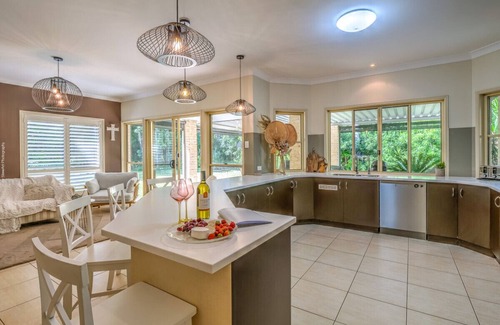 Dundowran Beach House | Tradie Haven when wking away -BBQ, Walk to beach