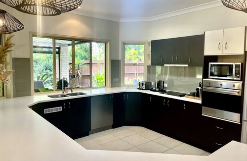 Dundowran Beach House | Tradie Haven when wking away -BBQ, Walk to beach