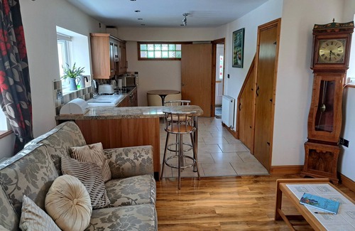 Trecynon Cottage | Tradional 2 bed cottage near Zip World, Beacons, Bike Park Wales Waterfalls