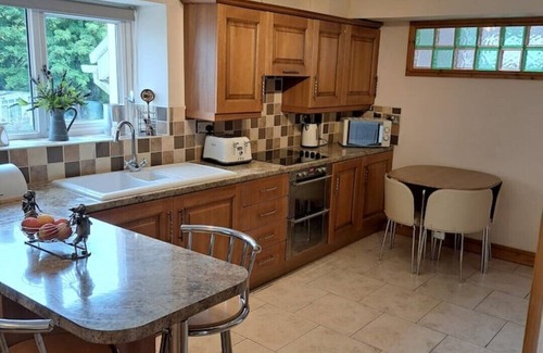 Trecynon Cottage | Tradional 2 bed cottage near Zip World, Beacons, Bike Park Wales Waterfalls