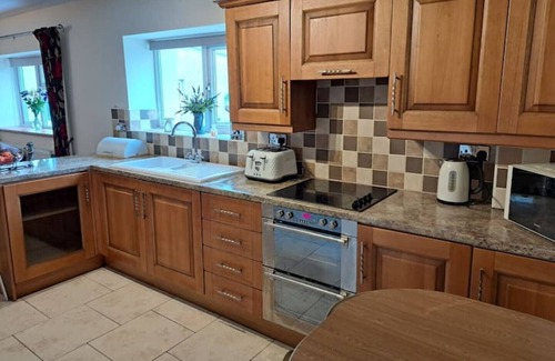 Trecynon Cottage | Tradional 2 bed cottage near Zip World, Beacons, Bike Park Wales Waterfalls