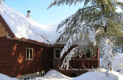 Mauricie Ski Chalet | traditional chalet log