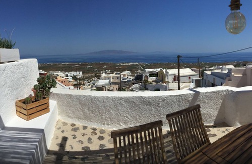 Oia House | Tradition house in the quiet Finikià,with an outstanding view and large terrace