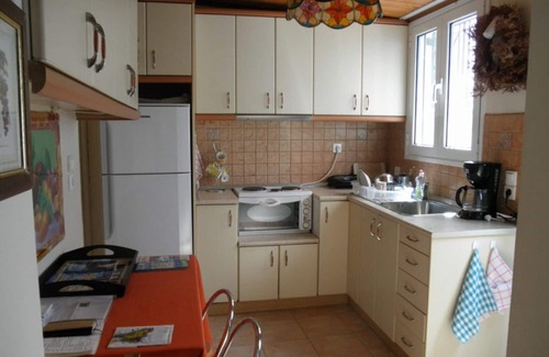 Poros House | Traditional 2-bedroom beach house