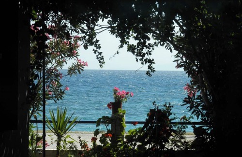 Poros House | Traditional 2-bedroom beach house