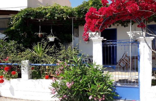 Poros House | Traditional 2-bedroom beach house