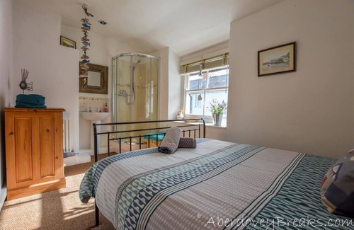 Aberdovey Cottage | Traditional 2 Bedroom Fisherman's Cottage, Centre of Aberdovey, Pets Welcome .