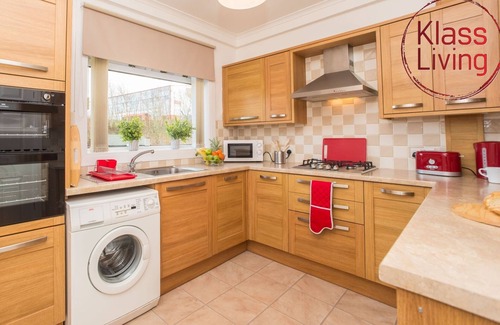 Hamilton House | Traditional 2 bedroom house with private driveway.