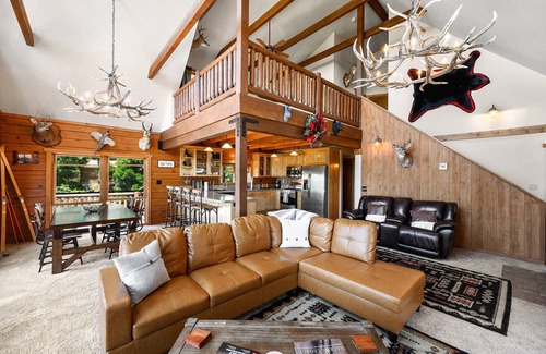 Crestline Cabin | Traditional A-frame Luxe Cabin in Crestline Ca. 3bed3bath/3LVL/PRVT SPA/5+PRKING